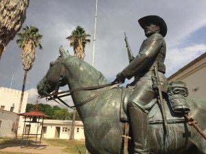 reiterdenkmal-monumento-ai-caduti-tedeschi-durante-la-rivolta-herero-oggi-spostato-nellalte-feste-in-centroa-windhoek-in-simbolo-di-rivolta-contro-il-giogo-coloniale-i-nordcoreani-hanno-aiutato